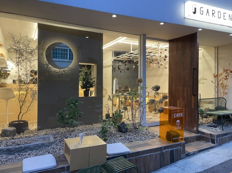  [이태원 카페] 가든 스튜디오 (Garden Studio) | 이태원 경리단길 언덕 카페 / 자갈 밭 갬성과 크리스마스 오너먼트 / 이태원 포토 스팟 카페 / 녹사평역 약속 코스