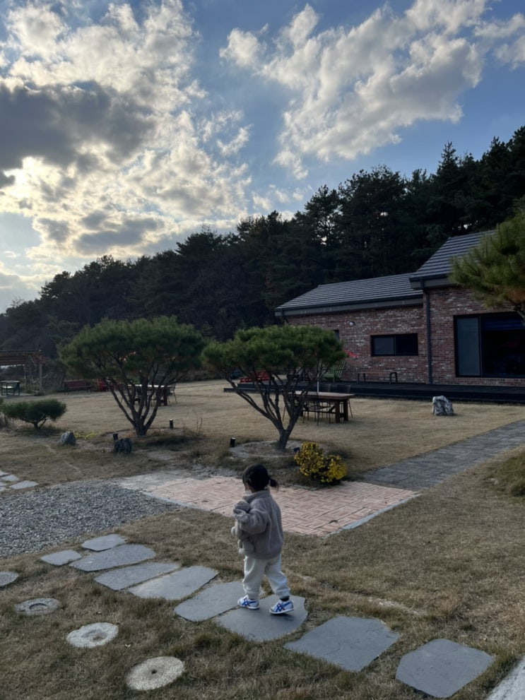  한적한 곳에 위치한 춘천 카페 "지내리 429"