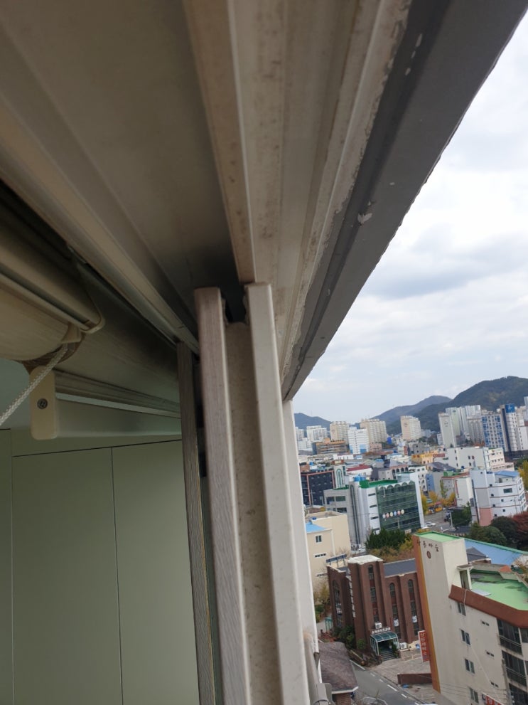  목포 상동현대아파트 문떨어짐,로라파손,수리 방충망교체하고 왔습니다.