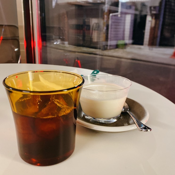 [연남동] 엔티에스커피스탠드 (N.T.S. Coffee Stand) : 친절한 사장님과 맛있는 커피, 달달하고 부드러운 판나코타