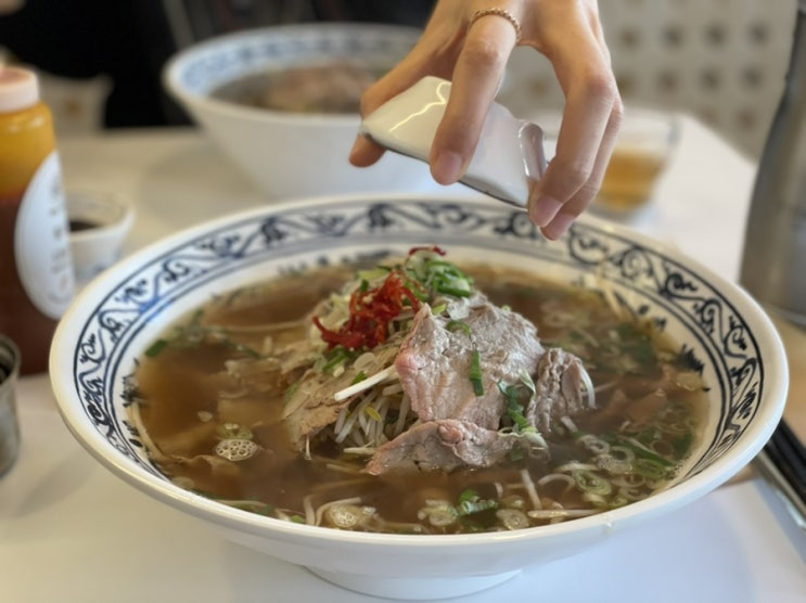  진한 국물과 부드러운 고기에 반하는 교대역 쌀국수집 '하노이별'