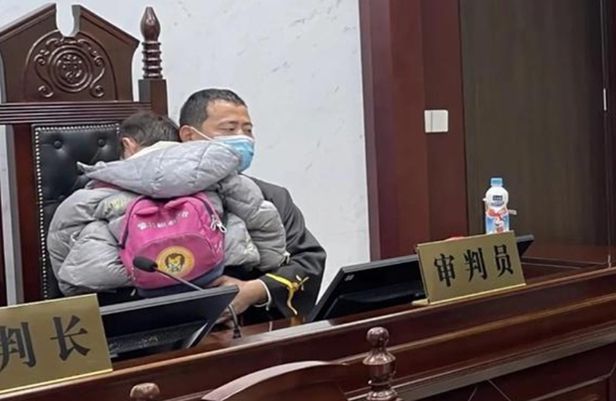 [이사람] 엄마아빠 이혼 재판 중 아이 울자…2시간 동안 꼭 안아준 中판사 장즈치