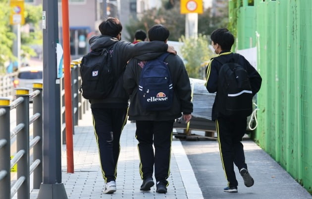 '돌밥'도 피곤한데 온라인 과제까지…아동학대 우려 커졌다 '돌밥'도 피곤한데 온라인 과제까지…아동학대 우려 커졌다
