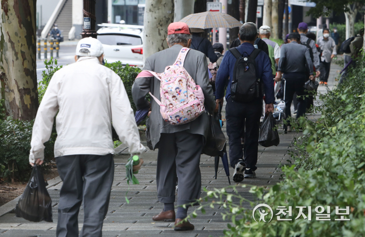 한국, 빠른 고령화에 노인빈곤도 심각… 연금수령액, 日의 절반(종합)