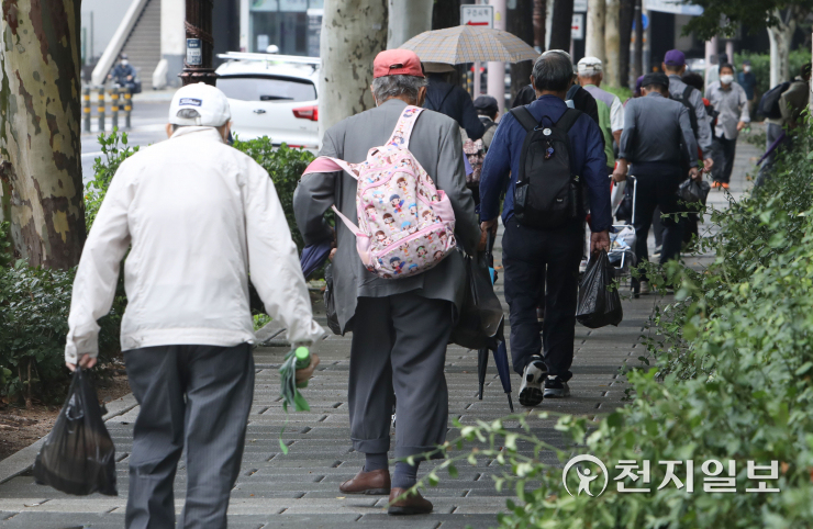 한국, 빠른 고령화에 노인빈곤도 심각… 연금수령액, 日의 절반(종합) 한국, 빠른 고령화에 노인빈곤도 심각… 연금수령액, 日의 절반(종합)
