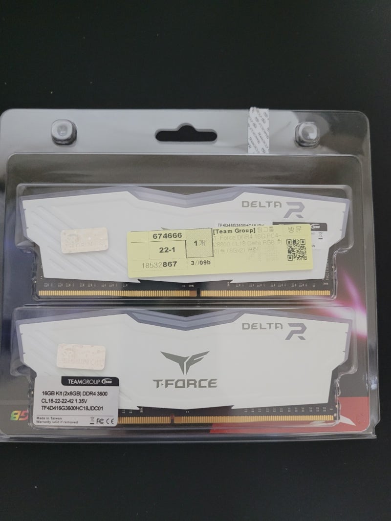 팀 그룹 T-Force DDR4-3600 CL18 Delta RGB 화이트 패키지 8x2 16G