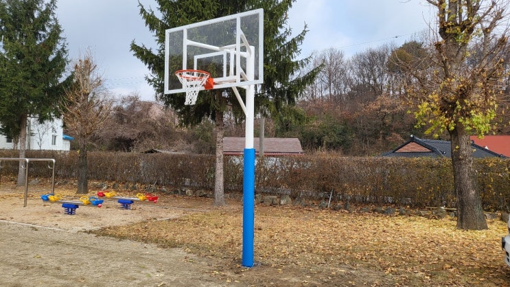  [날개스포츠] 충주달천초등학교 매현분교 고정식농구대 설치 작업 사진