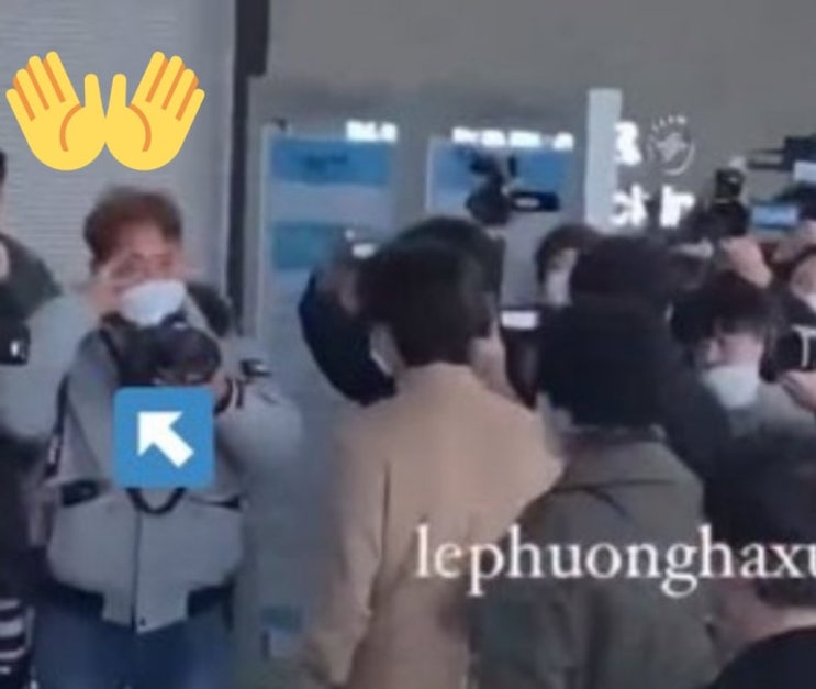  뷔 앞에서 뷔그니처하는 기자