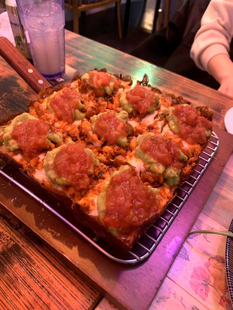  압구정 맛집 / 네모네모 디트로이트피자 달인의 ‘맥주덕후 피자덕후 압구정점’
