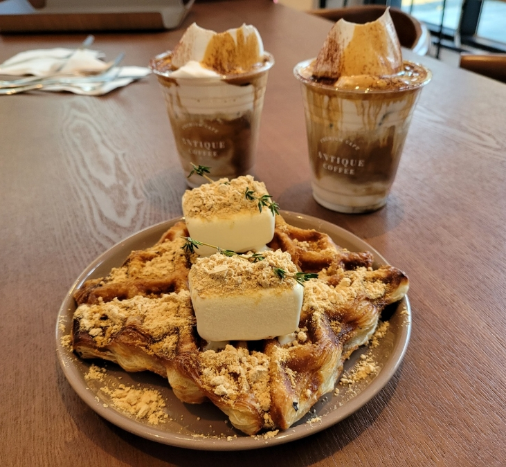  영등포구청역 카페 '앤티크커피' 인절미크로플 맛집:))