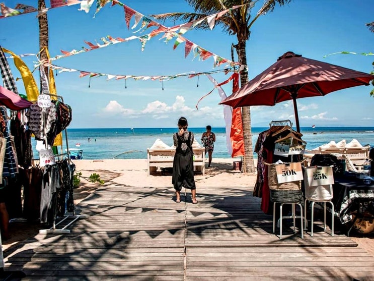  사누르 바자 레스토랑  Byrdhouse Beach Club