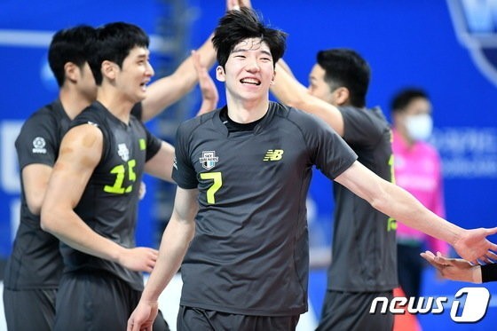 현대캐피탈 스카이워커스의 에이스 <b>허수봉</b> 연봉과 군대