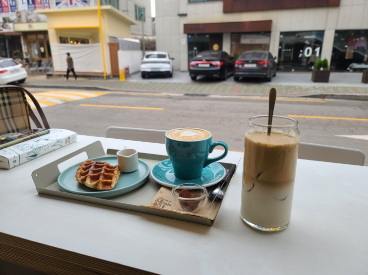 서촌 『통인동 커피공방 위켄드』 버터스카치라떼, 흑당 크로플 서촌 『통인동 커피공방 위켄드』 버터스카치라떼, 흑당 크로플
