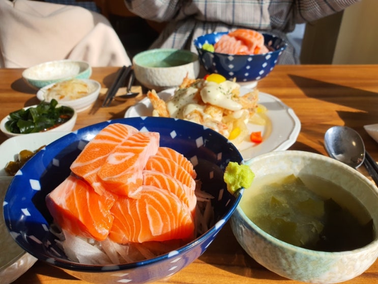  홍대 동차밥 생연어덮밥과 새우마요!!
