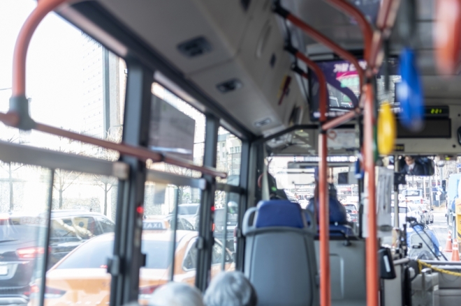 버스 내릴 준비하다 넘어져 다친 승객…대법 “버스회사 배상 책임”