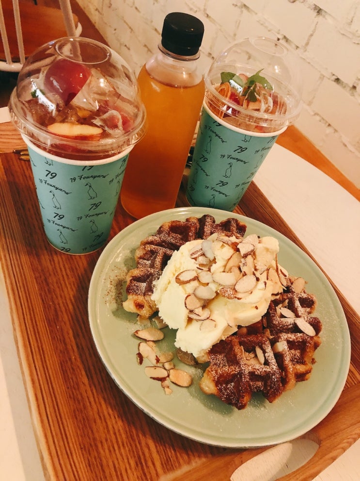  79파운야드 녹색 인테리어가 돋보이는  크로플 맛집 후기
