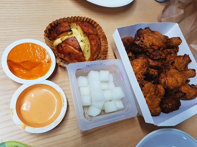  굽네 고추바사삭 치킨 + 바게트볼 :: 소스가 치킨을 살렸다