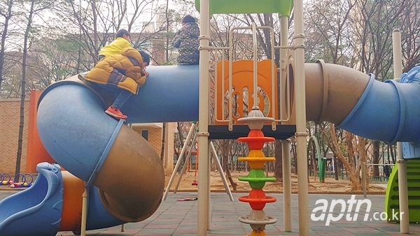 외부 어린이 막는 아파트 놀이터, 사고 시 배상 책임도 없나 외부 어린이 막는 아파트 놀이터, 사고 시 배상 책임도 없나
