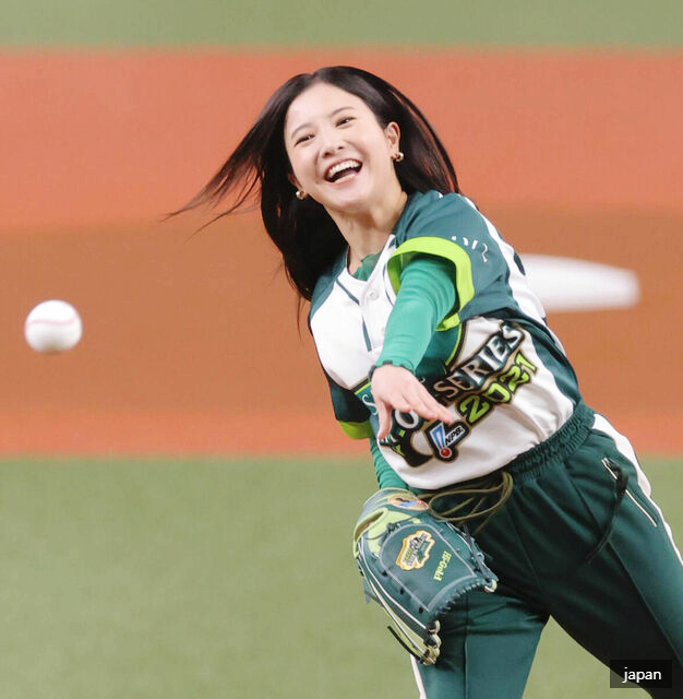 요시타카 유리코, 일본 <b>프로 야구</b> 개막전 <b>시구</b>