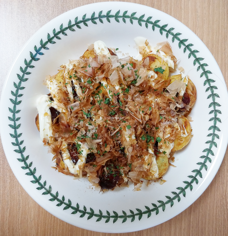  오늘의 늦은 한 끼는 냉동 타코야끼라네~