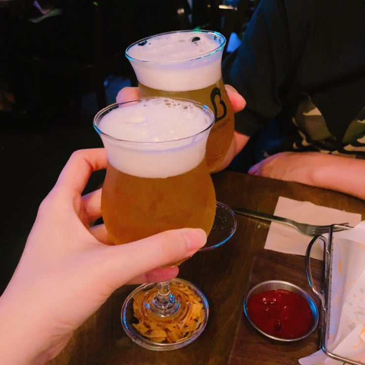  합정역 수제맥주집 브루브루에서 브루주아 밀맥주 한잔