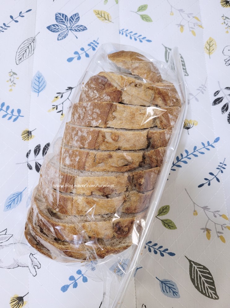 식사대용빵 호두가 씹혀서 고소한 파리바게트 호두호밀브레드