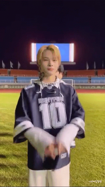 [오늘의ENHYPEN] 엔하-! 오늘은 미식축구 선수가 된 ENHYPEN의 릴레이 세레모니