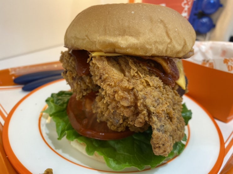  홍대버거 하이틴 감성이 가득한 치킨 버거 맛집 해피버거데이
