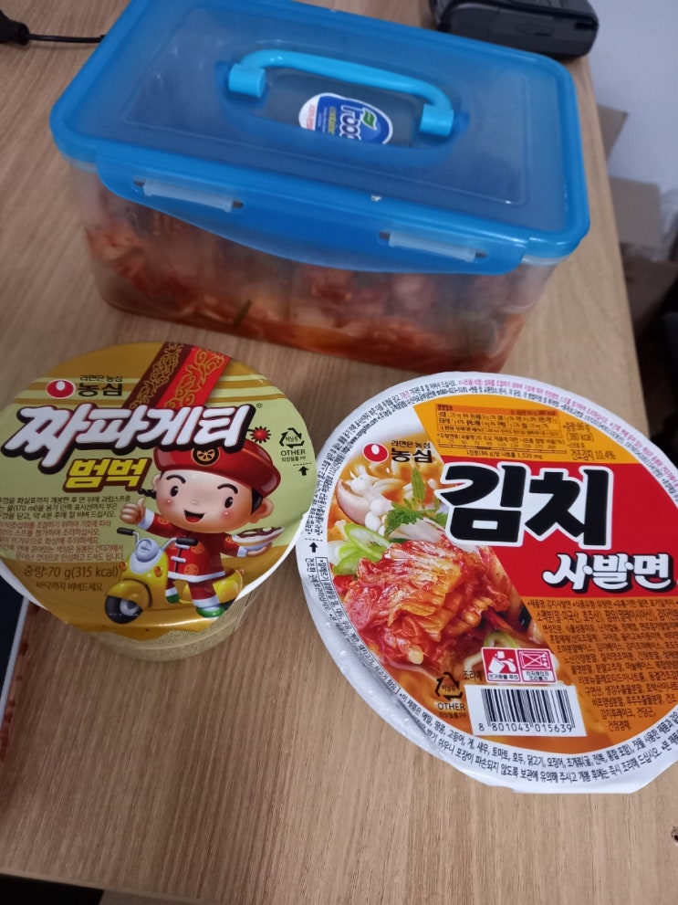  작은 컵라면 두개