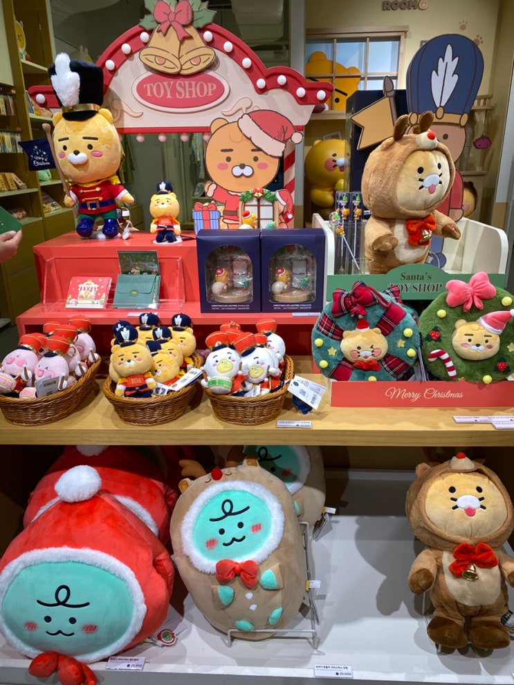  홍대카카오프렌즈샵에서 시크릿오브크리스마스의 춘식이를 만났어요