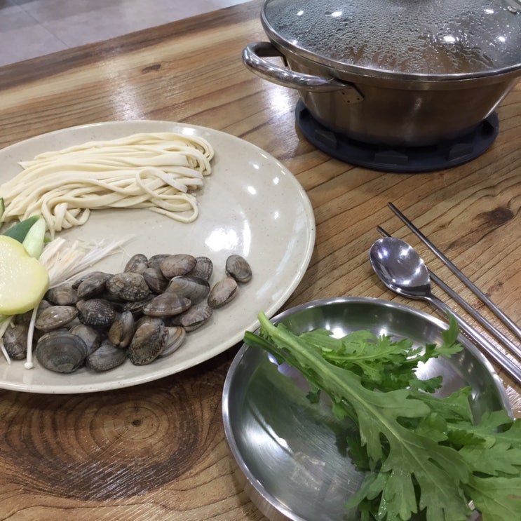  [전민동 칼국수] 이런 집은 처음. 겉절이에 진심. 전민동 밀밭 칼국수