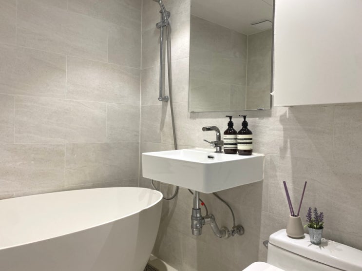 환골탈태 구축 아파트 리모델링 - 예쁜 욕조 품은 작은 욕실 화장실 인테리어