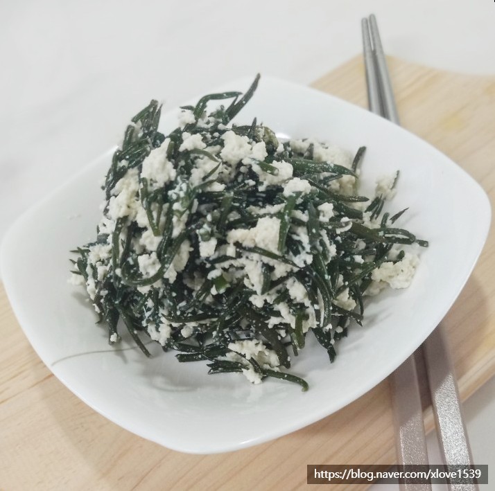  두부 톳 무침 오독오독 톡톡 튀는 매력에 반해버렸어