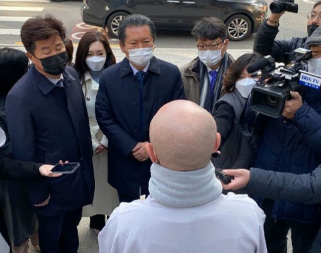 표표표...'통행세' 발언 사과위해 <b>조계사</b> 찾은 정청래, 조계종... 