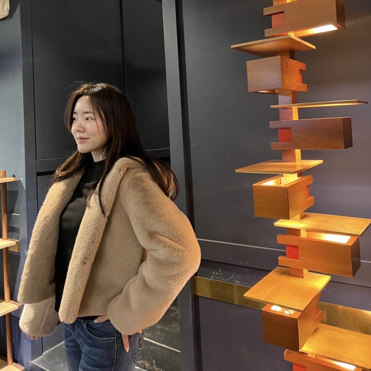w컨셉 레몬플렛 숏 후드 페이크퍼자켓