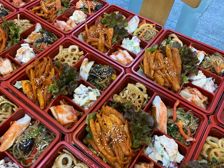 수원도시락 림과함께 경기도의회 언제나봄내음 산나물정식 메인메뉴 더덕과 제육볶음 산채비빔밥