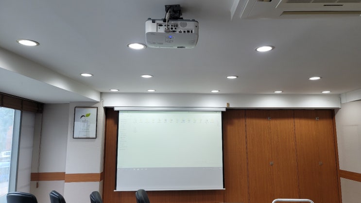 회의실 빔프로젝트 컴퓨터 연결되니 교대역 업무용으로 좋아요 회의실 빔프로젝트 컴퓨터 연결되니 교대역 업무용으로 좋아요