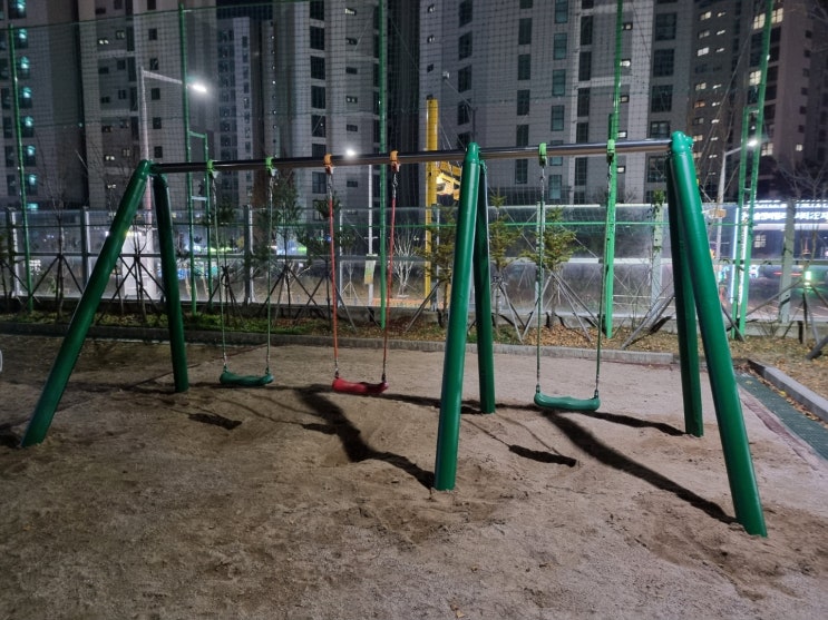  [날개스포츠] 김포보름초등학교 그네기둥보호대, 철봉기둥보호대, 놀이기구보호대 설치 작업