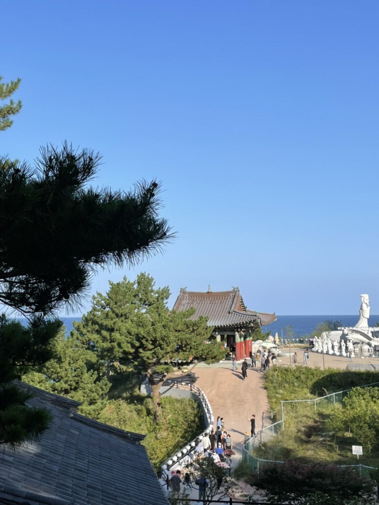  이름마저 예쁜 바다앞에 자리한 사찰 휴휴암
