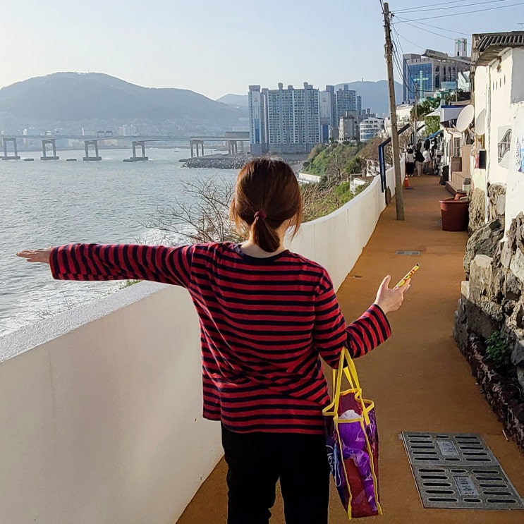 부산 여행 흰여울문화마을 <여울책장> 영도 감성 소품 카페! 부산 여행 흰여울문화마을 <여울책장> 영도 감성 소품 카페!