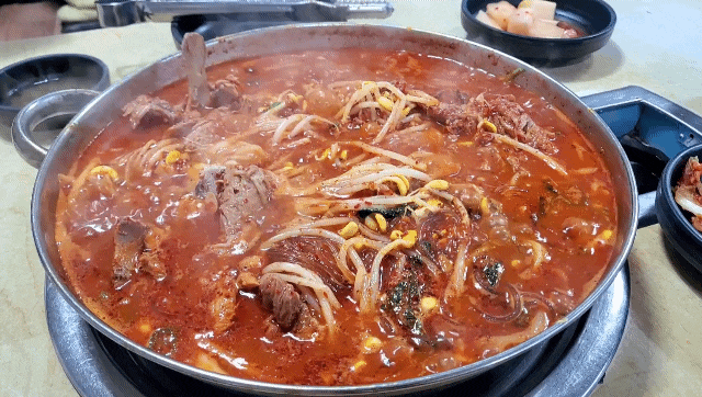 노포의 영업비밀 웅이 원픽 국물뼈찜 먹고왔어요! 한남동 <24시 뼈다귀 감자탕>