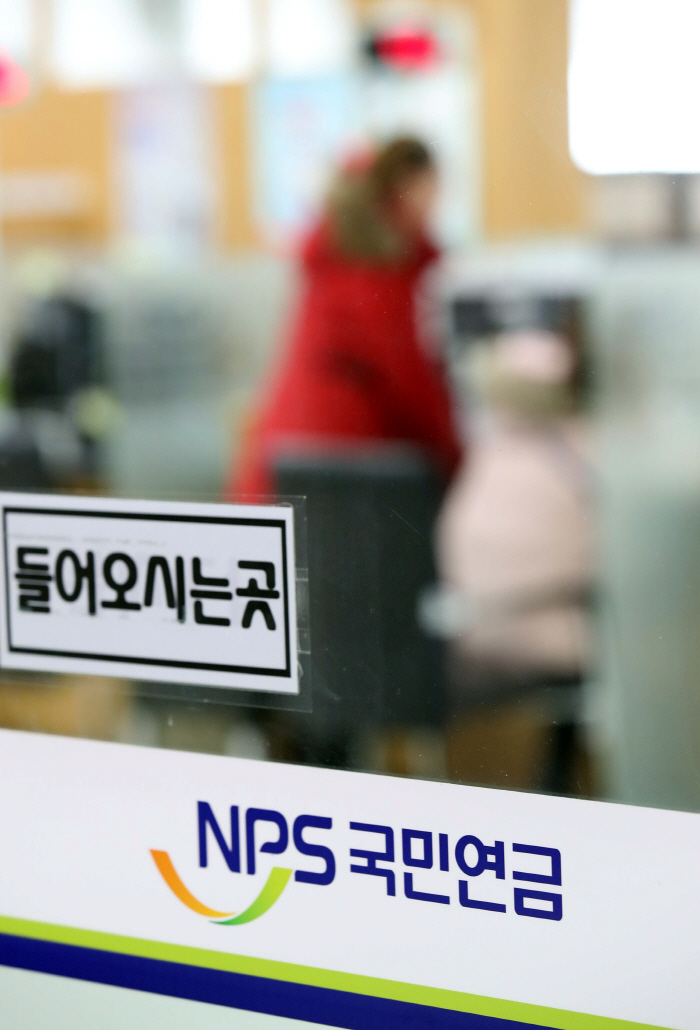 "국민연금 펑펑 주니 고갈 얘기 나오지"…강남 50대·외국인 뭉칫돈 '매직테크' 여전 "국민연금 펑펑 주니 고갈 얘기 나오지"…강남 50대·외국인 뭉칫돈 '매직테크' 여전