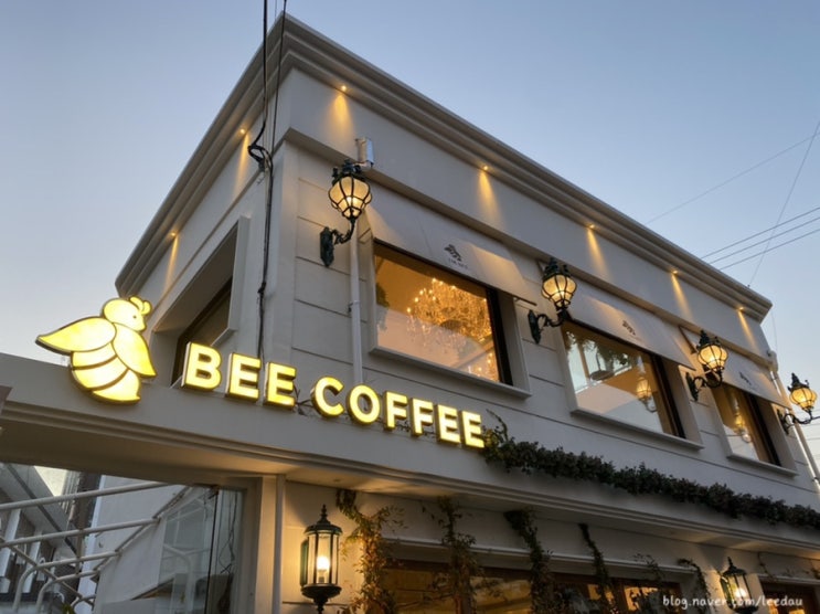  해리단길 테라스카페 해운대 비커피(BEECOFFEE)허니비라떼 귀여운 벌꿀이 곳곳에