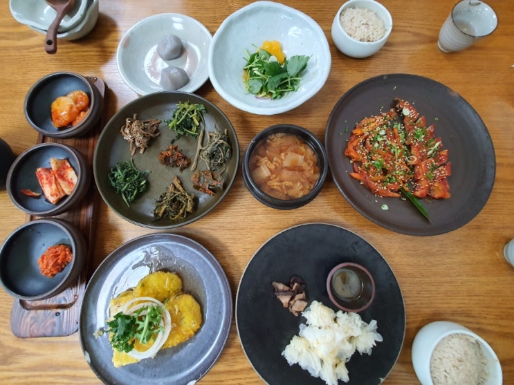 [평창맛집] 흔들바위 : 정갈한 산채정식과 아늑한 내부