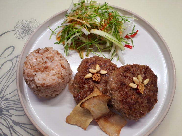  주선생과요리 한우 떡갈비밀키트로 한상 차렸어요.