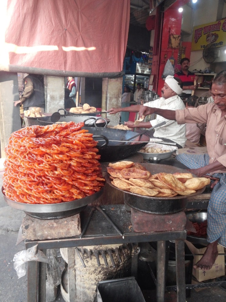 India - Varanasi - 카초리 가게에서 만난 점성술사