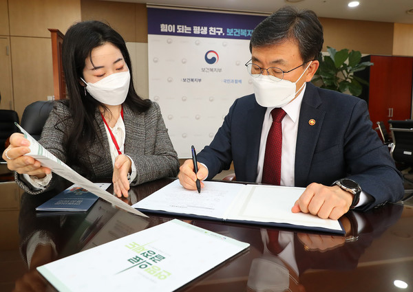 '품위있는 죽음' 준비하는 사람들... 연명의료결정법 3년8개월여만에 107만명 의향서 작성 '품위있는 죽음' 준비하는 사람들... 연명의료결정법 3년8개월여만에 107만명 의향서 작성