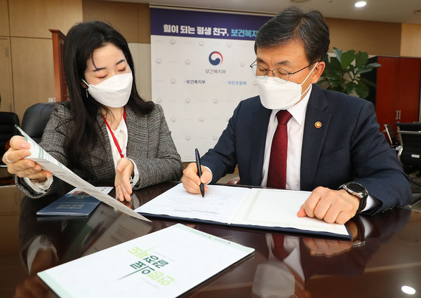 '품위있는 죽음' 준비하는 사람들... 연명의료결정법 3년8개월여만에 107만명 의향서 작성