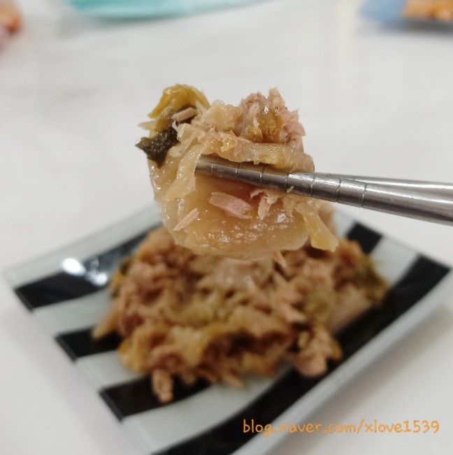  묵은 김치 요리 참치 넣고 볶아주면 아이 반찬으로 딱