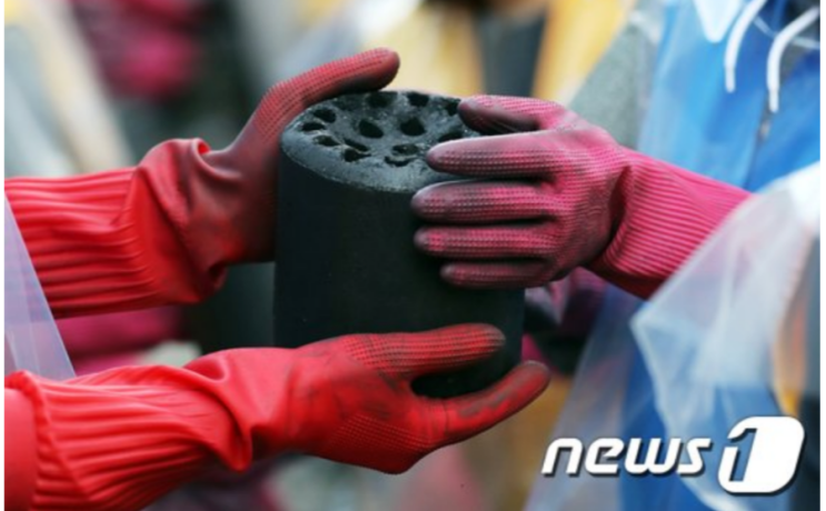 "김치 담그고 연탄 배달까지"…기업들 2년만에 대면 사회공헌 활동 재개 "김치 담그고 연탄 배달까지"…기업들 2년만에 대면 사회공헌 활동 재개